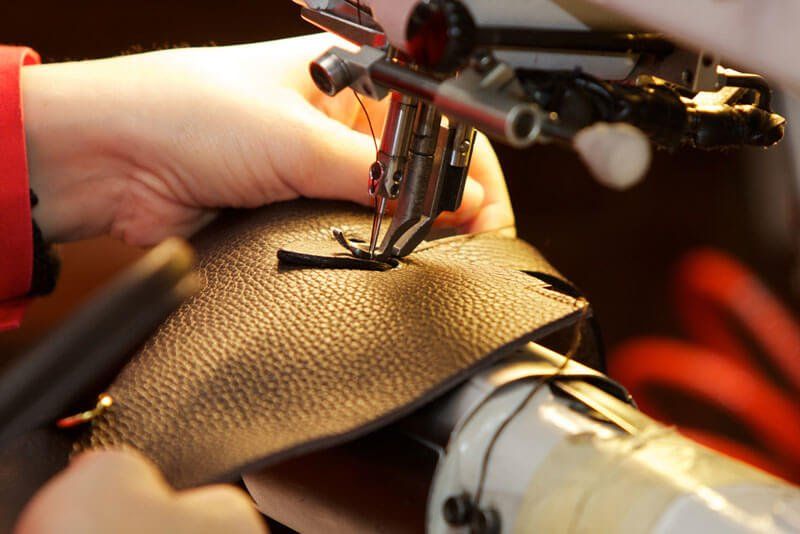 Lavorazione a mano della pelle - Tappezzeria Buononato